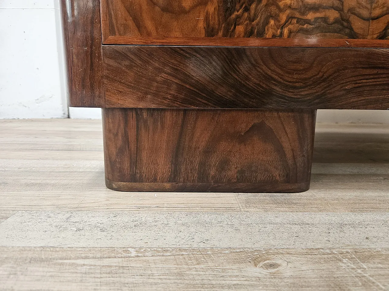 1940s Art Deco chest of drawers in walnut root with black glass top 18