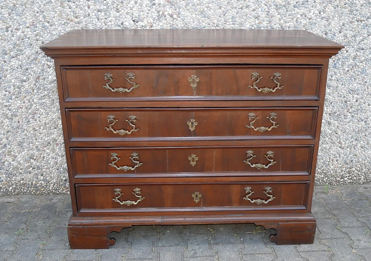 Chest of drawers in walnut, 18th century 1
