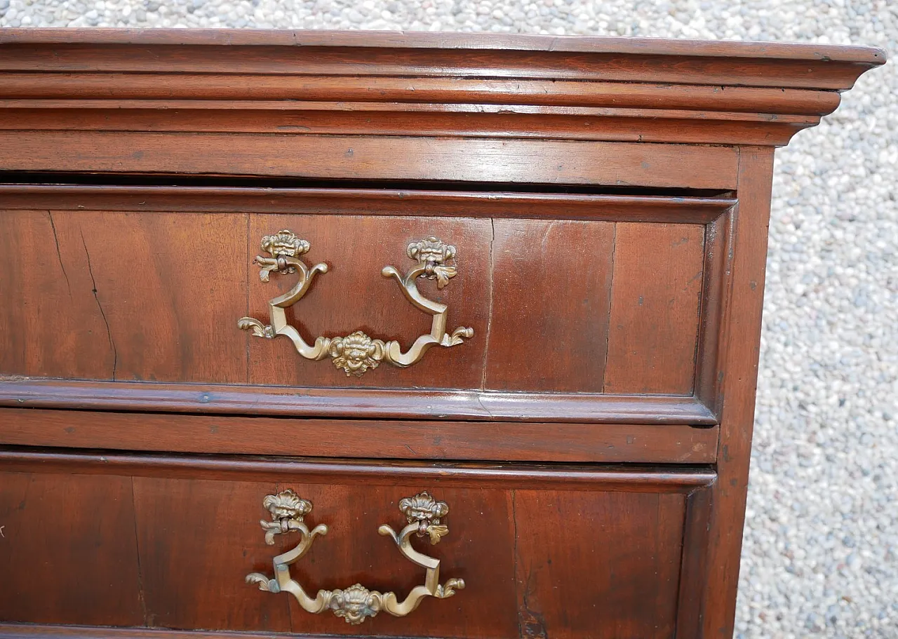 Chest of drawers in walnut, 18th century 2