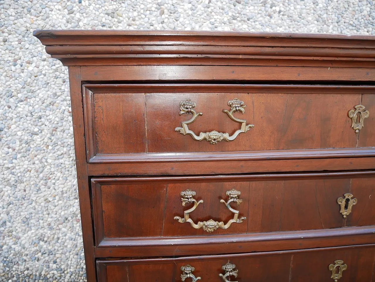 Chest of drawers in walnut, 18th century 3