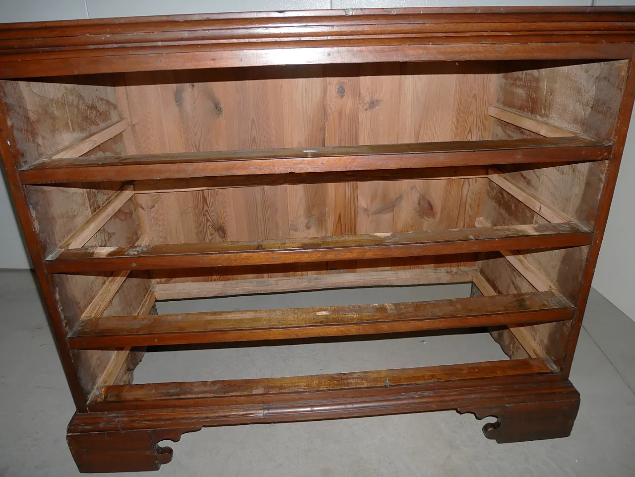 Chest of drawers in walnut, 18th century 4