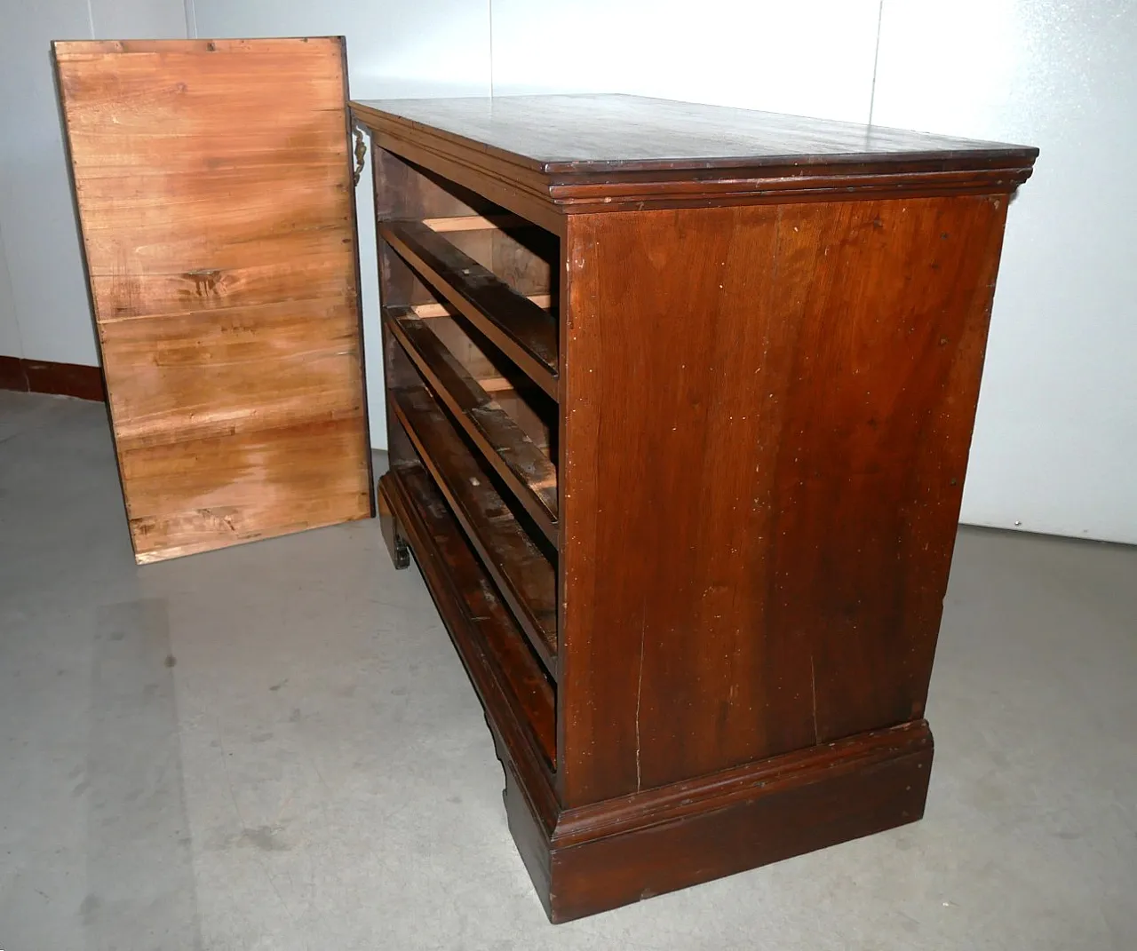 Chest of drawers in walnut, 18th century 8