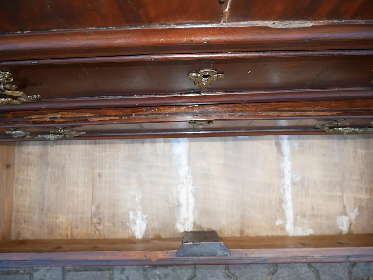 Chest of drawers in walnut, 18th century 11