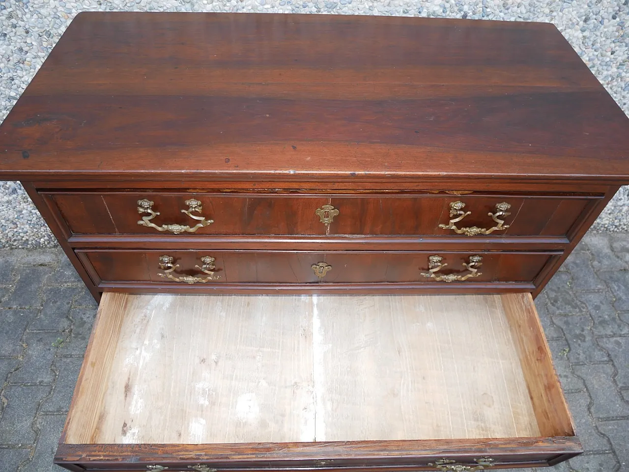 Chest of drawers in walnut, 18th century 13