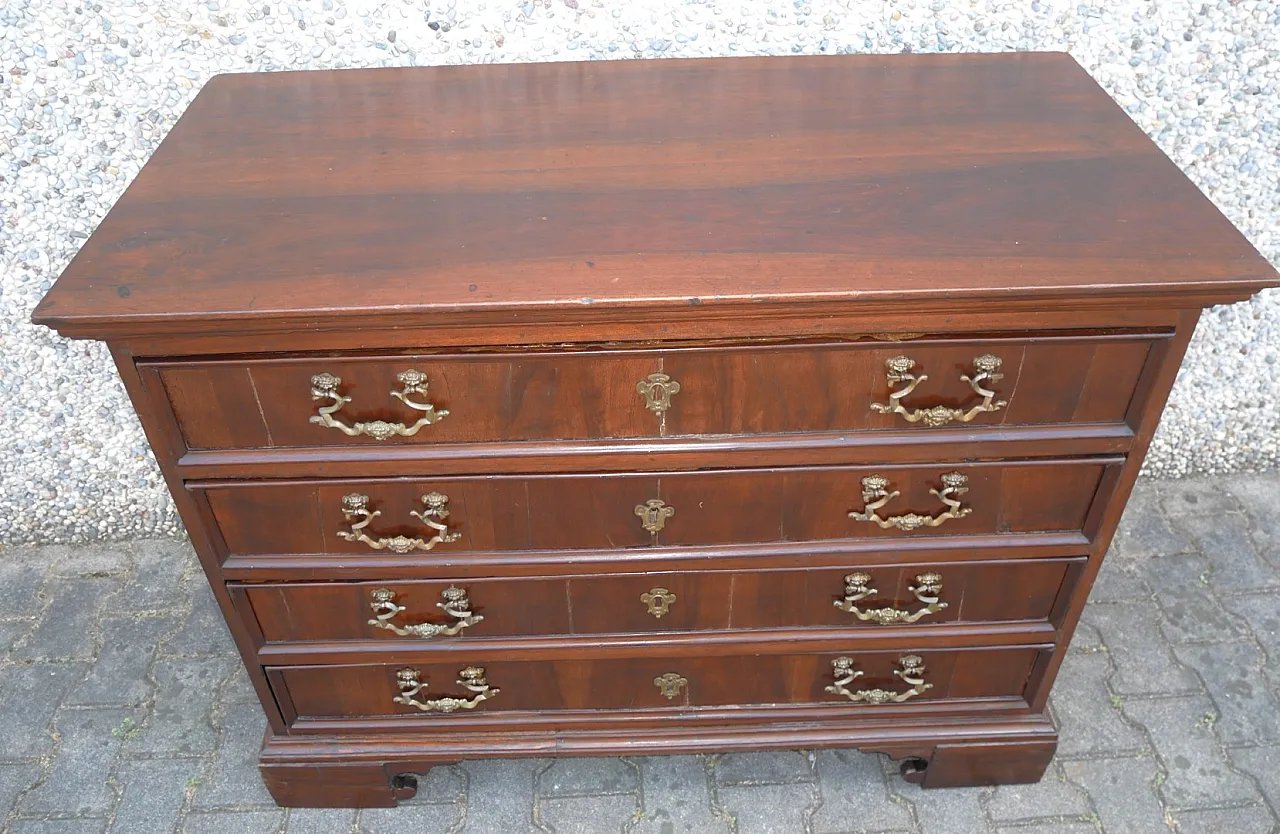 Chest of drawers in walnut, 18th century 14