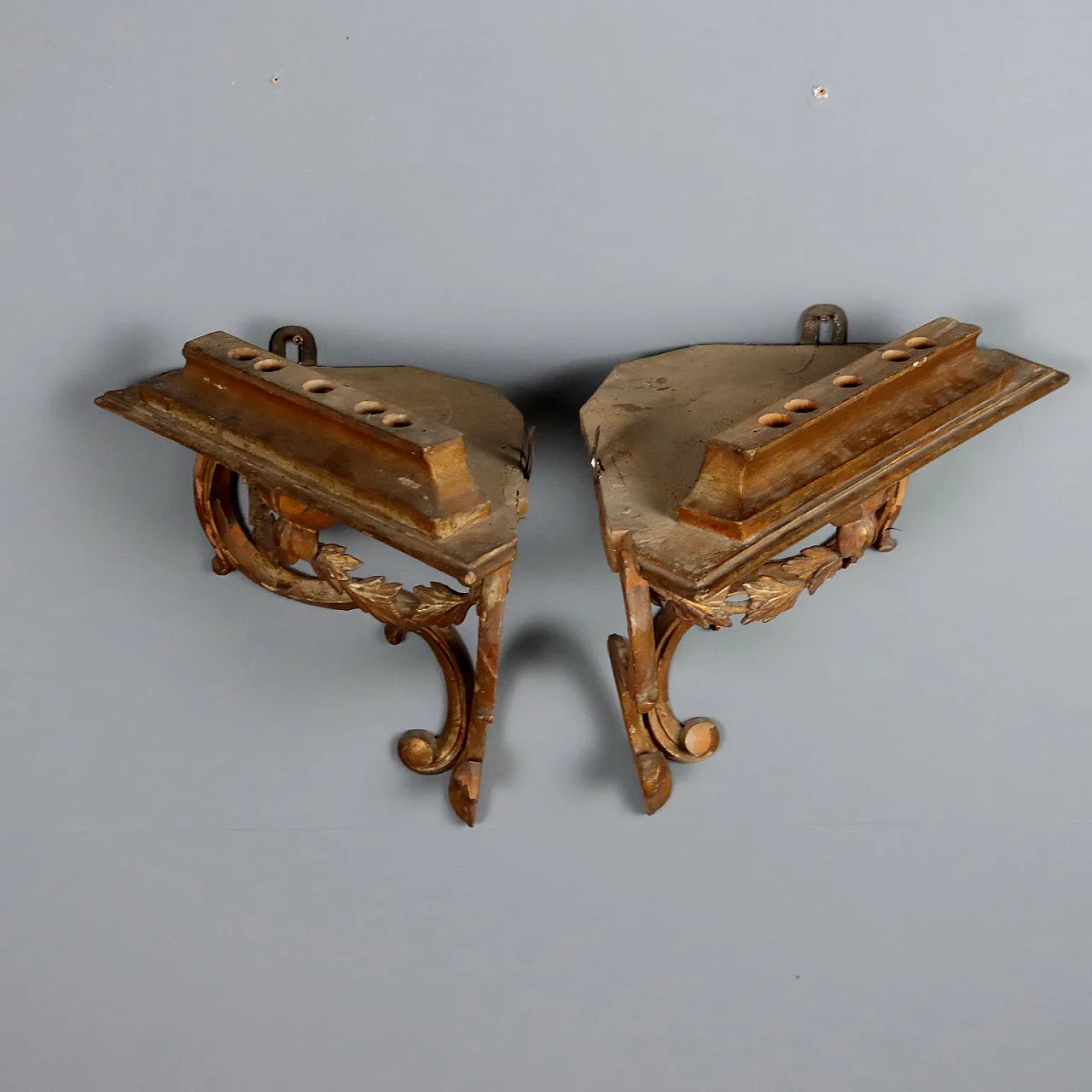 Coppia di mensoline ad angolo in legno dorato, '700 1