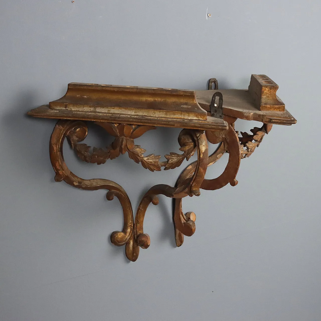 Coppia di mensoline ad angolo in legno dorato, '700 4