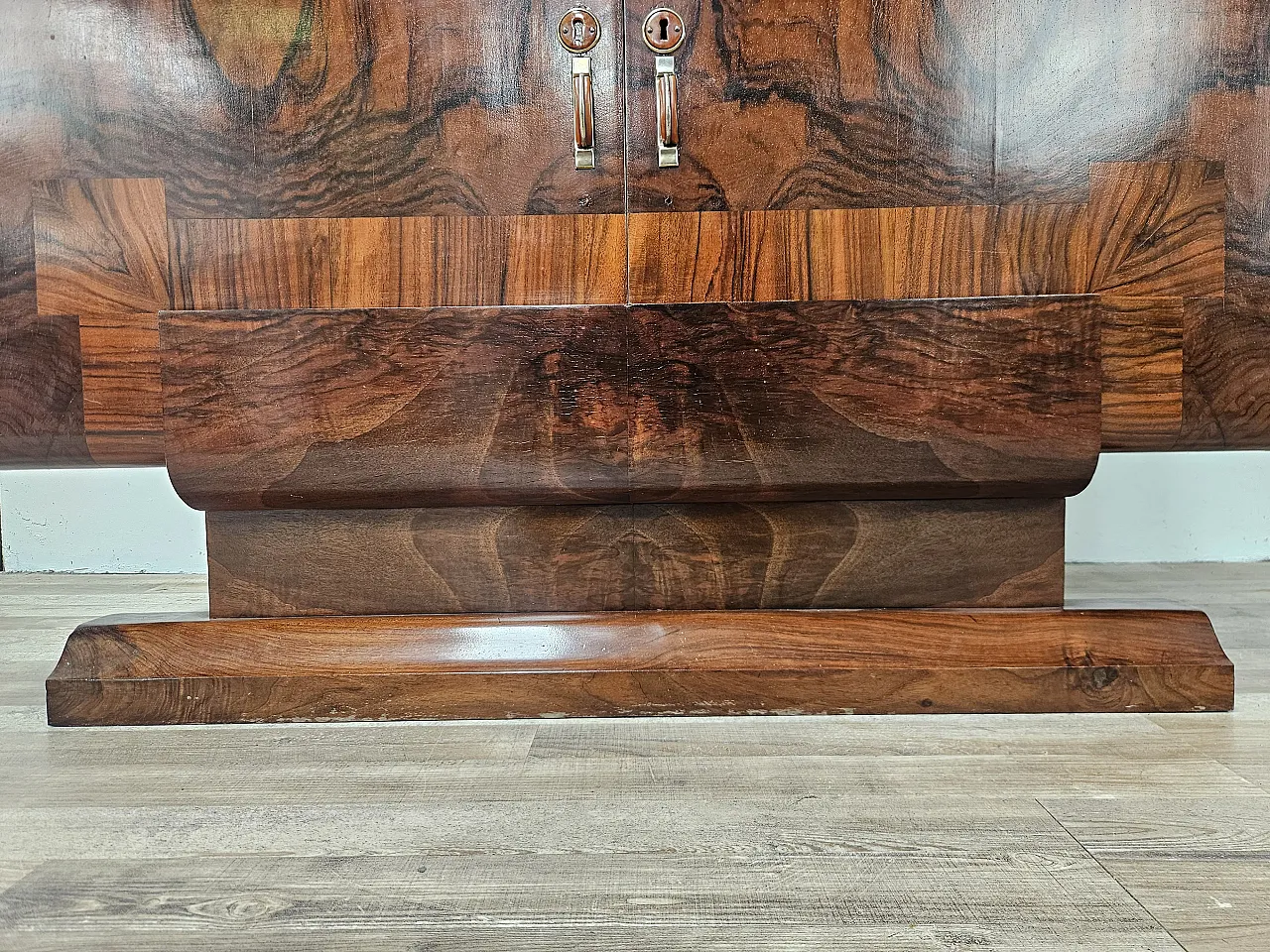 1940s Art Deco sideboard in walnut root with mirror 23