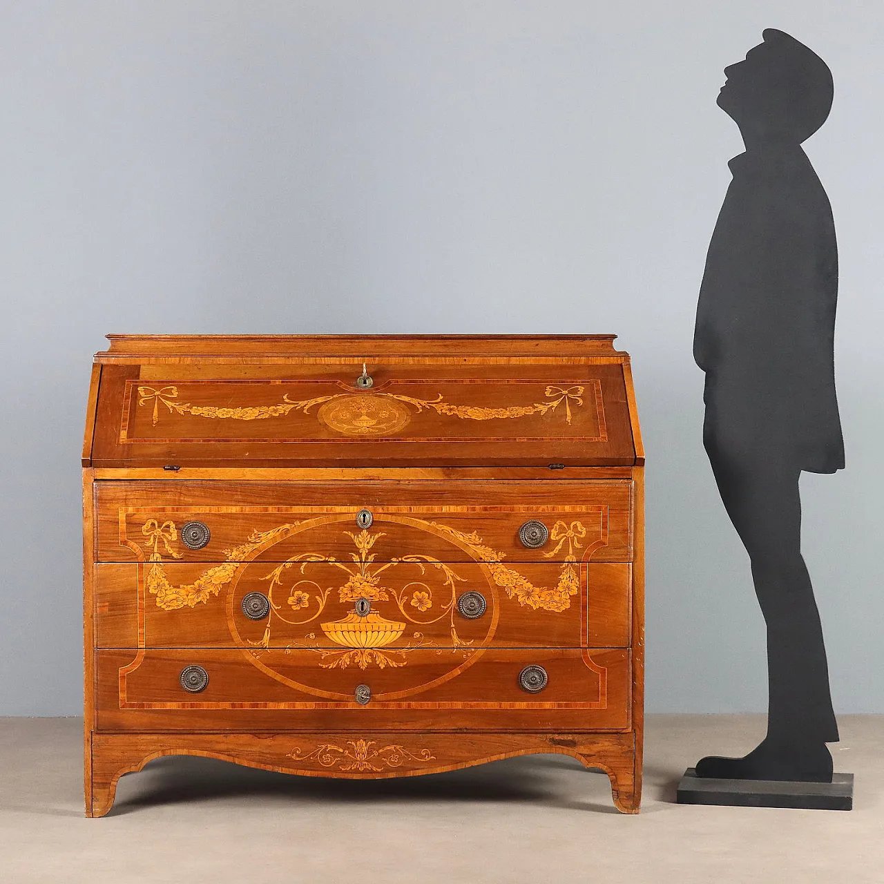 Walnut flap with maple inlays, mid-18th century 3