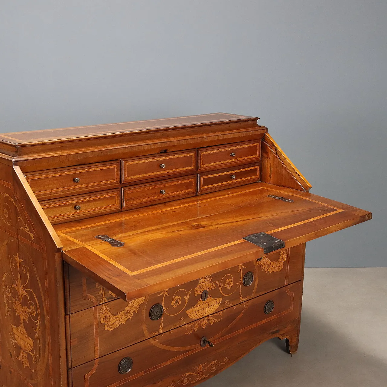 Walnut flap with maple inlays, mid-18th century 4