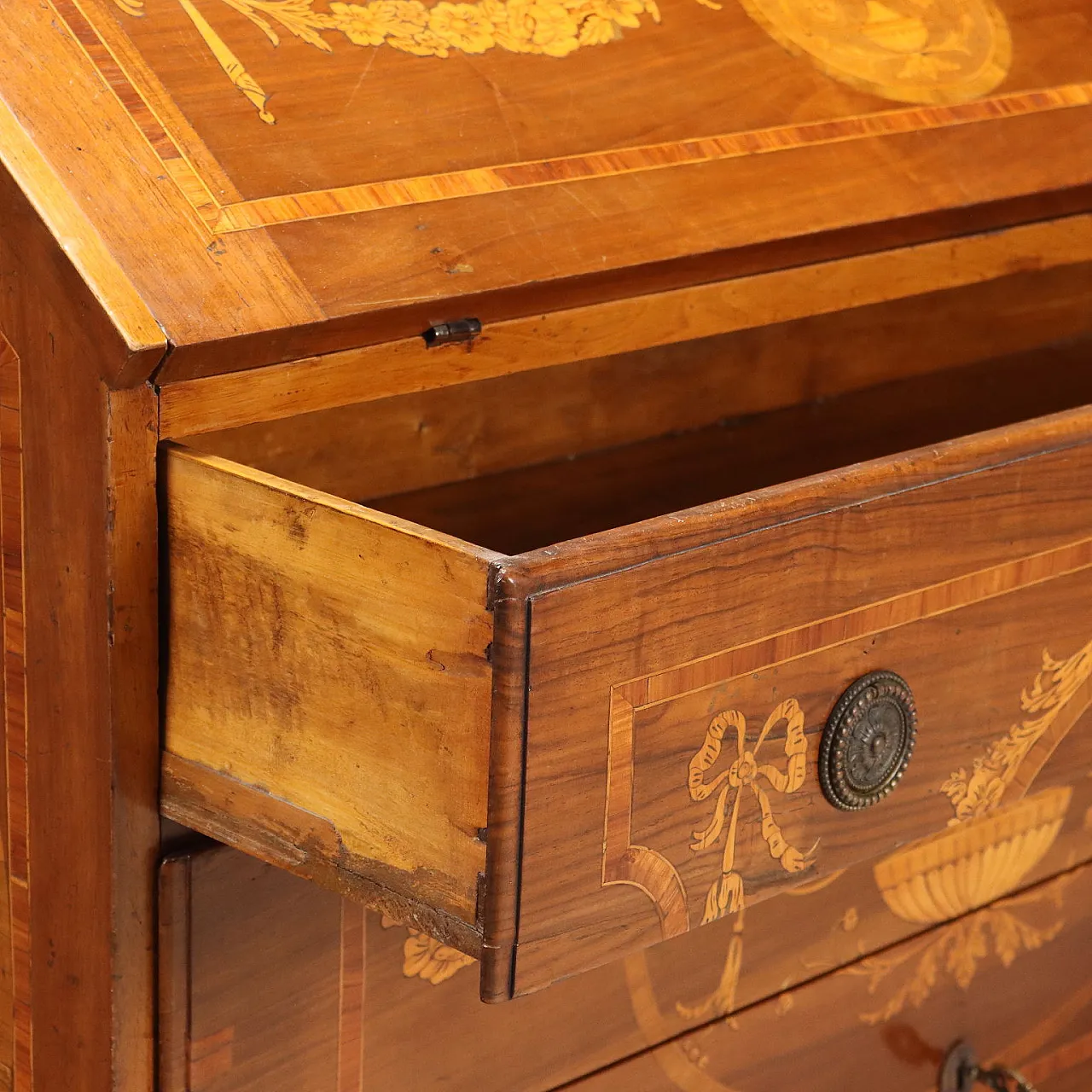 Walnut flap with maple inlays, mid-18th century 9