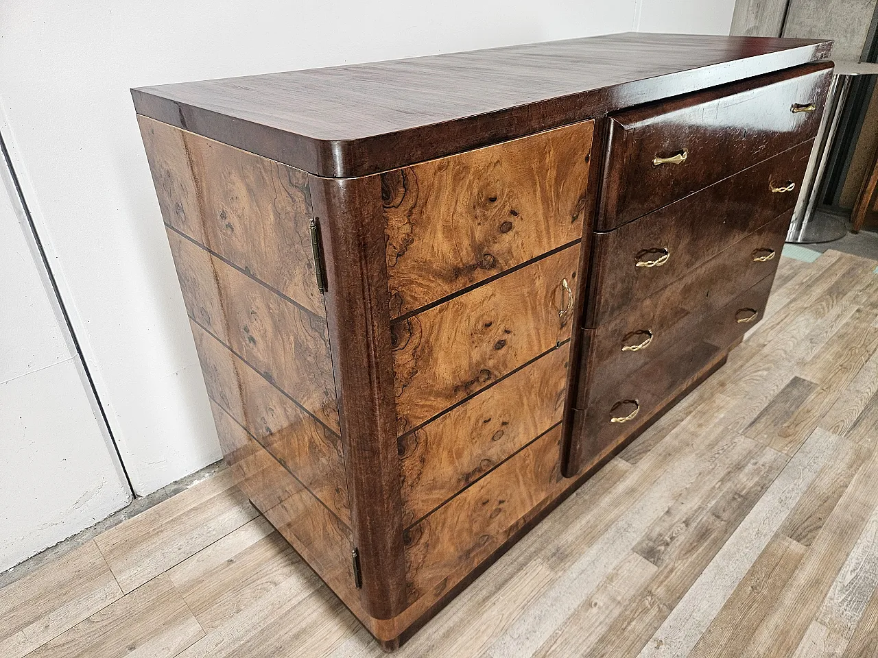 1940s Art Deco sideboard in walnut and blond walnut 3