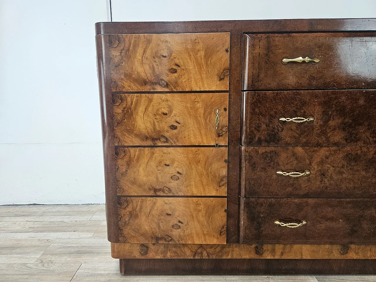 1940s Art Deco sideboard in walnut and blond walnut 9