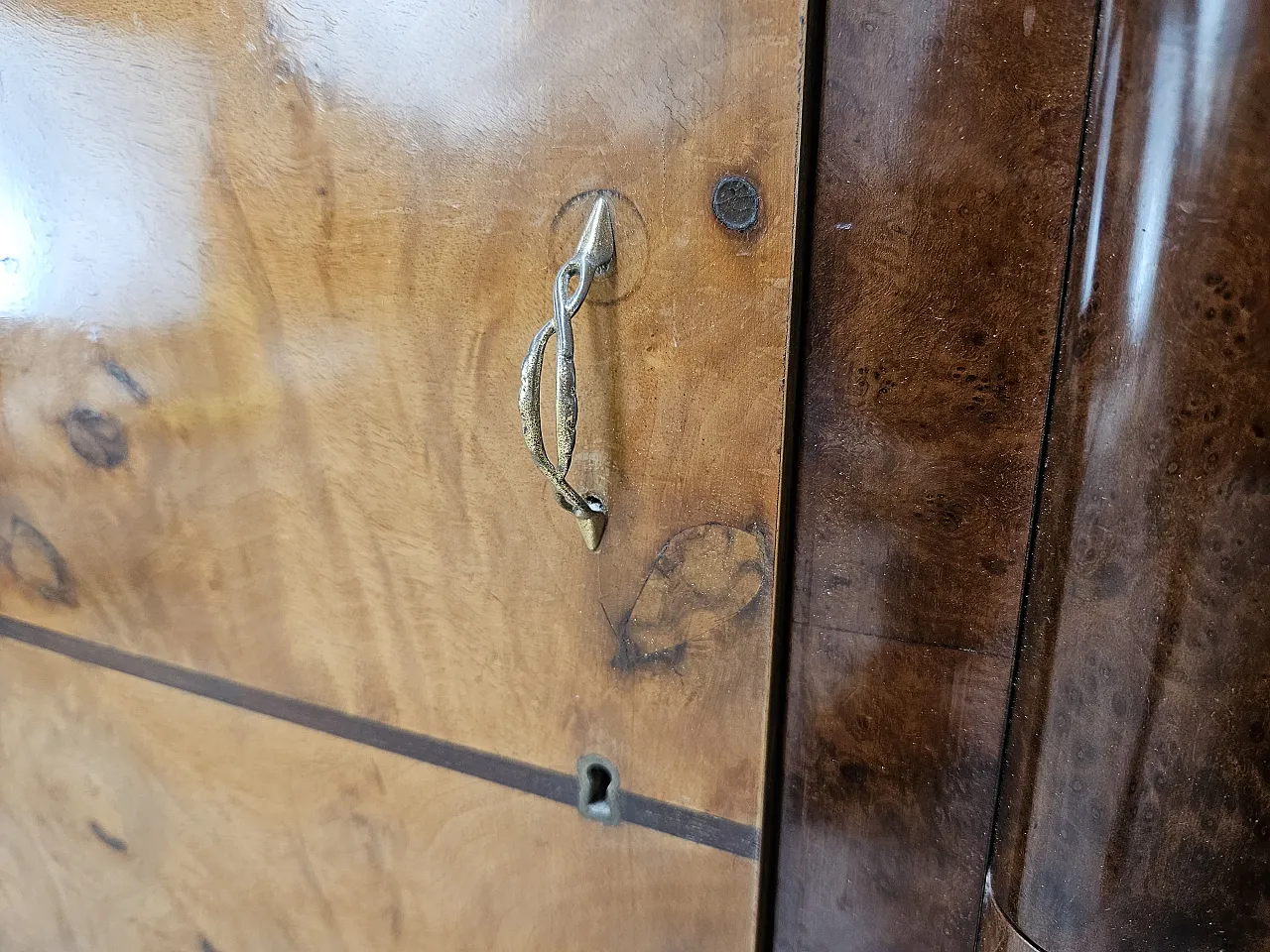 1940s Art Deco sideboard in walnut and blond walnut 10