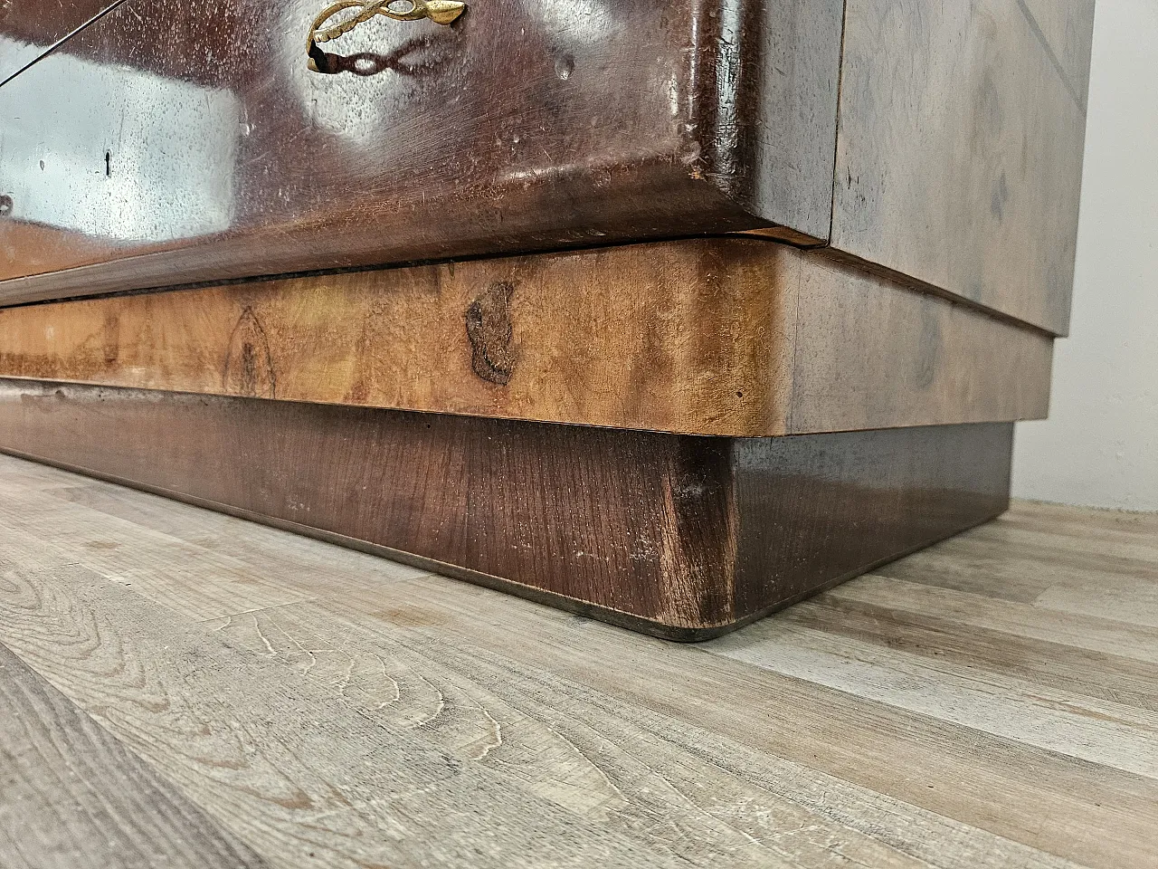 1940s Art Deco sideboard in walnut and blond walnut 21