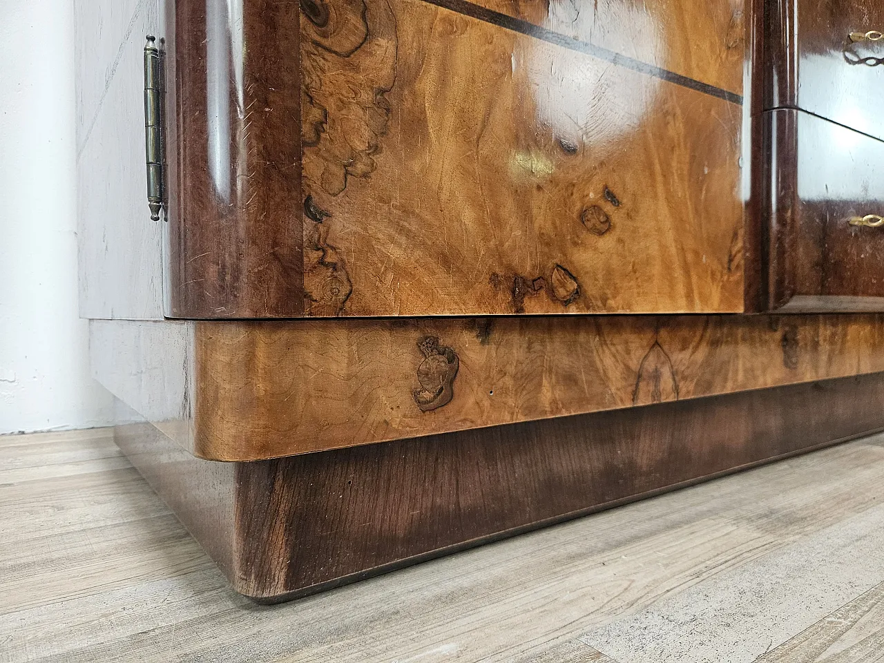 1940s Art Deco sideboard in walnut and blond walnut 22
