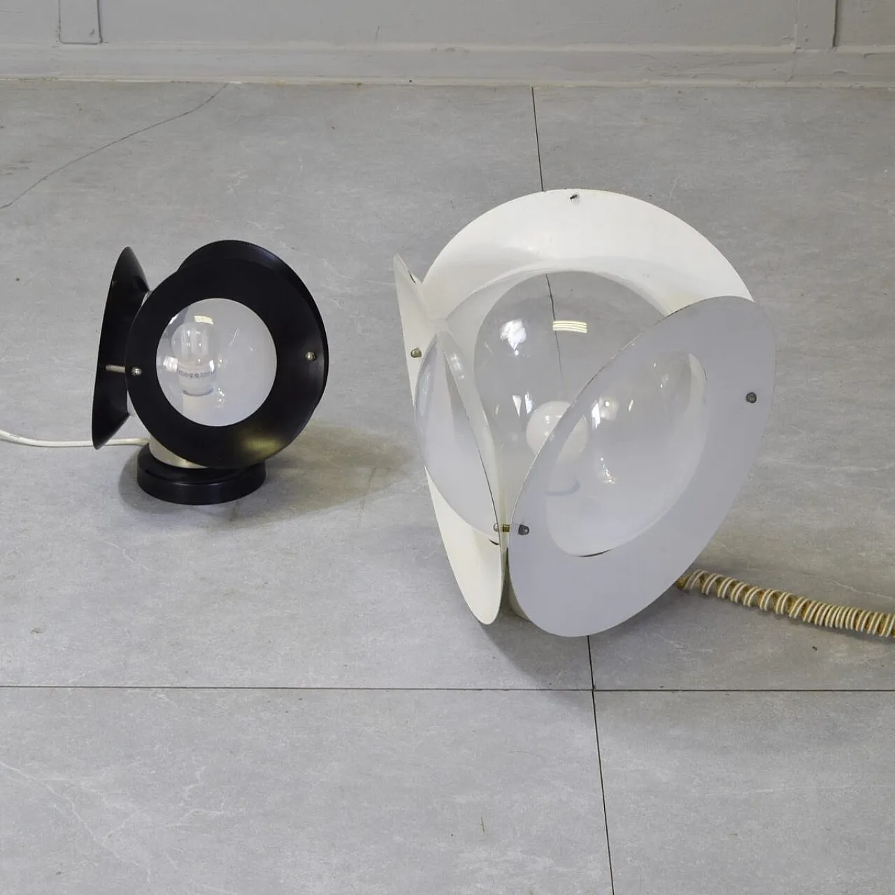 Pair of table lamps in metal and opaline glass by Arredoluce, 1970s 1