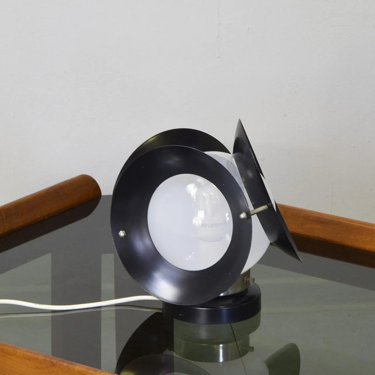 Pair of table lamps in metal and opaline glass by Arredoluce, 1970s 4