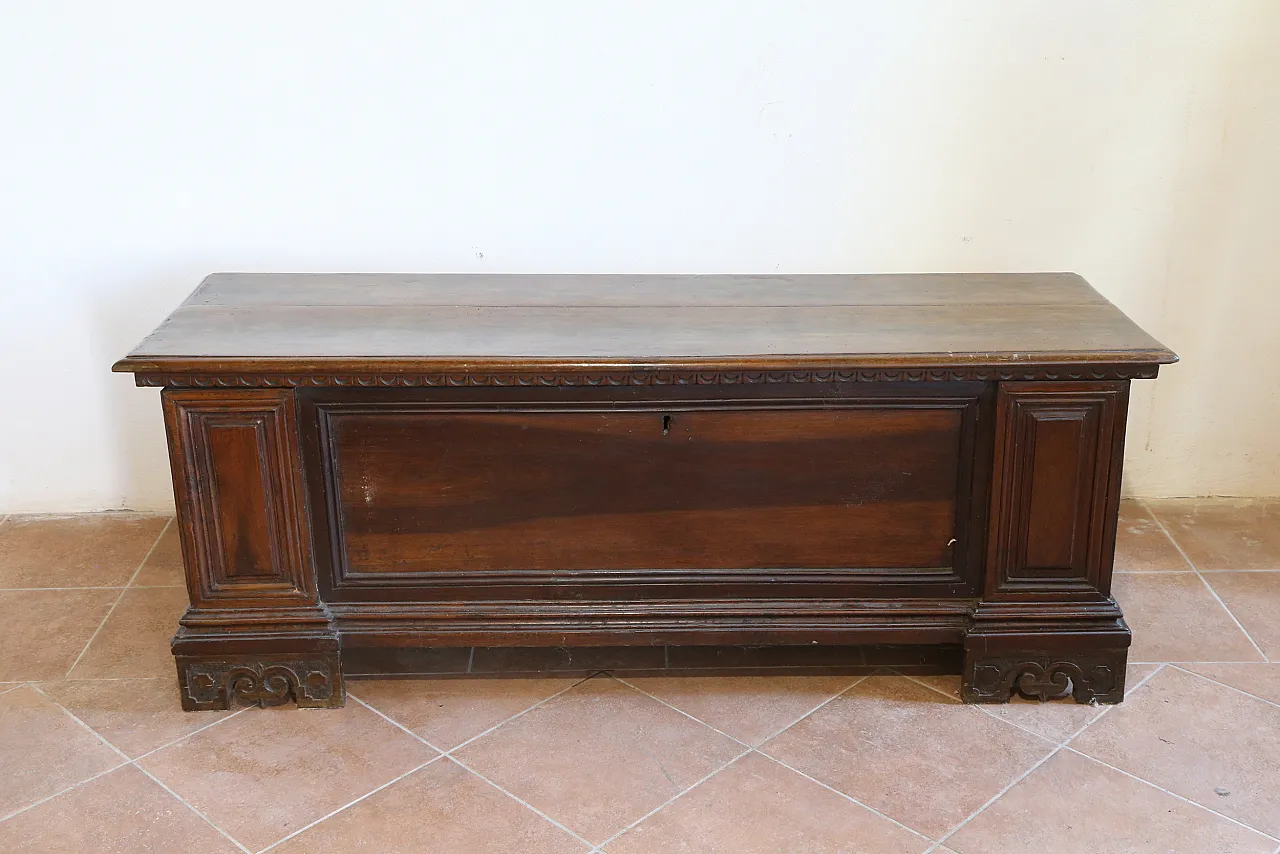 Venetian chest in solid Baroque walnut, 18th century 1