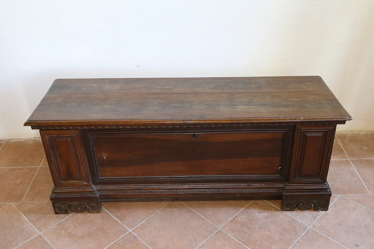 Venetian chest in solid Baroque walnut, 18th century 2