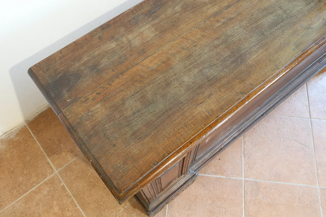 Venetian chest in solid Baroque walnut, 18th century 3