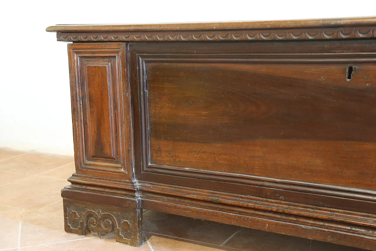 Venetian chest in solid Baroque walnut, 18th century 5
