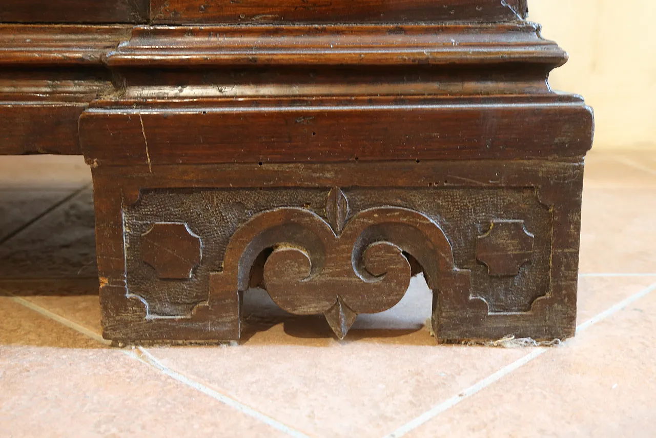 Venetian chest in solid Baroque walnut, 18th century 6