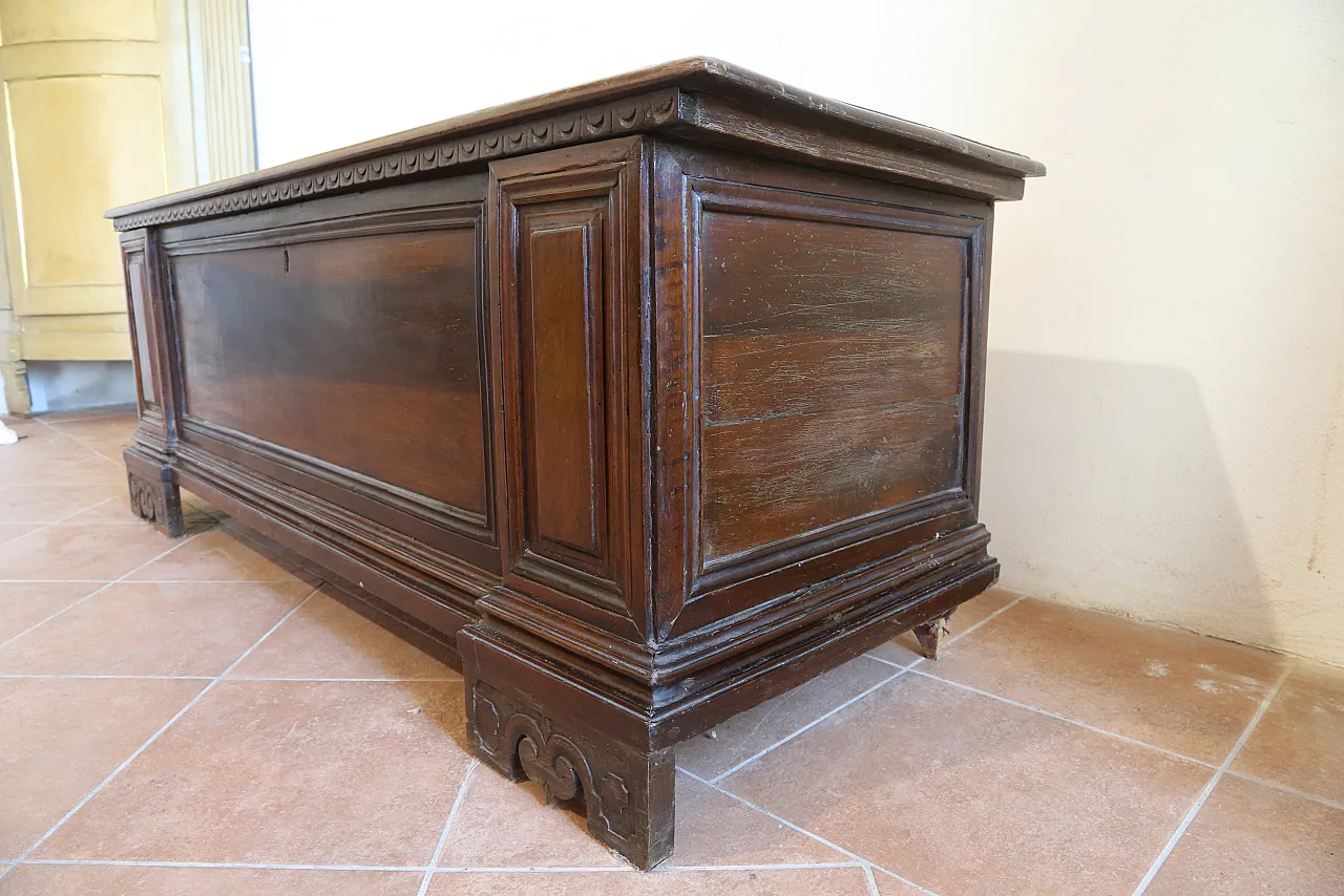 Venetian chest in solid Baroque walnut, 18th century 7