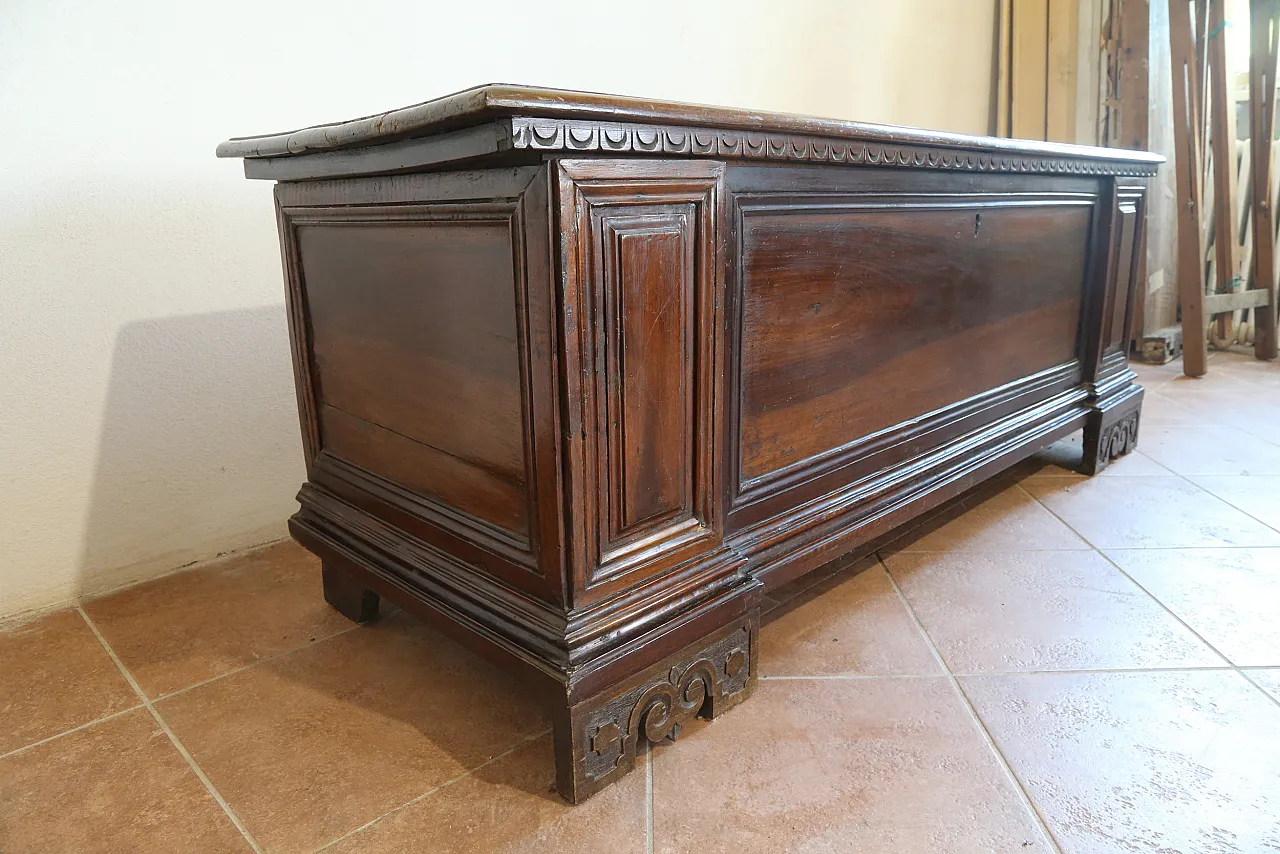 Venetian chest in solid Baroque walnut, 18th century 8