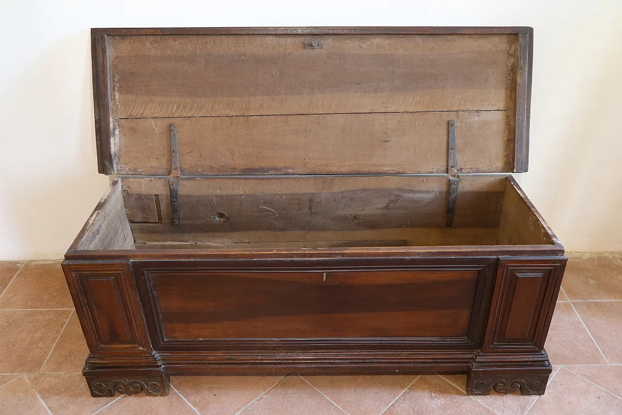 Venetian chest in solid Baroque walnut, 18th century 9