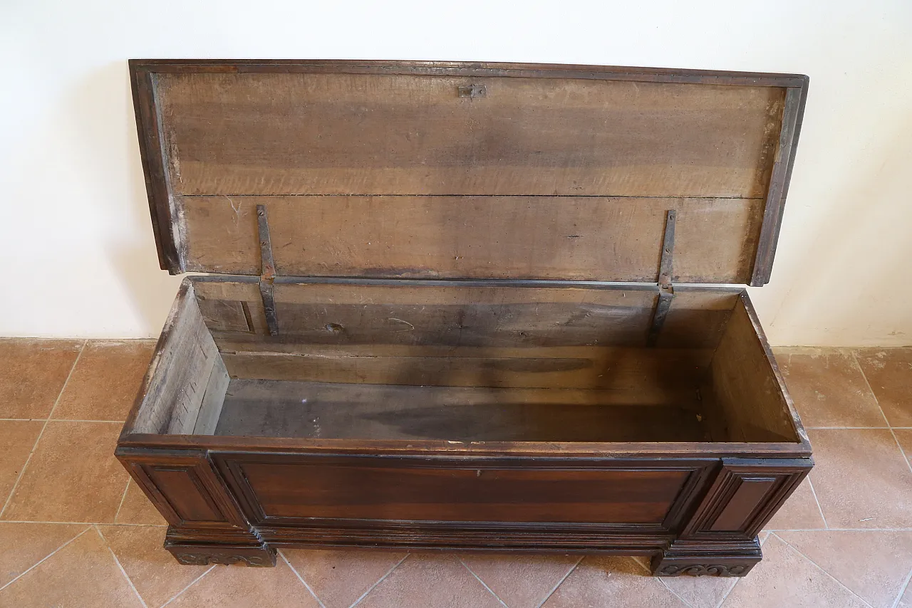 Venetian chest in solid Baroque walnut, 18th century 10