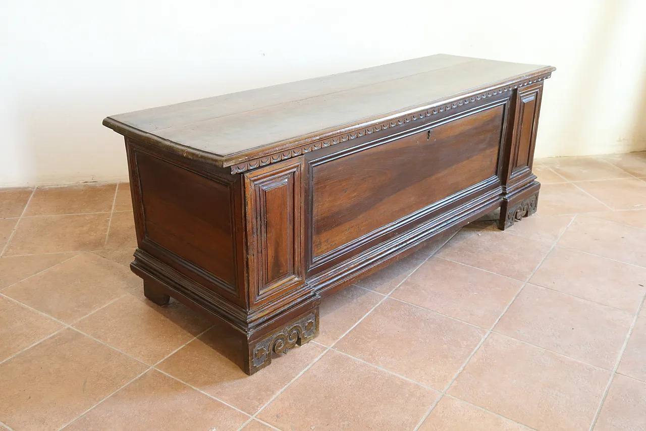 Venetian chest in solid Baroque walnut, 18th century 14
