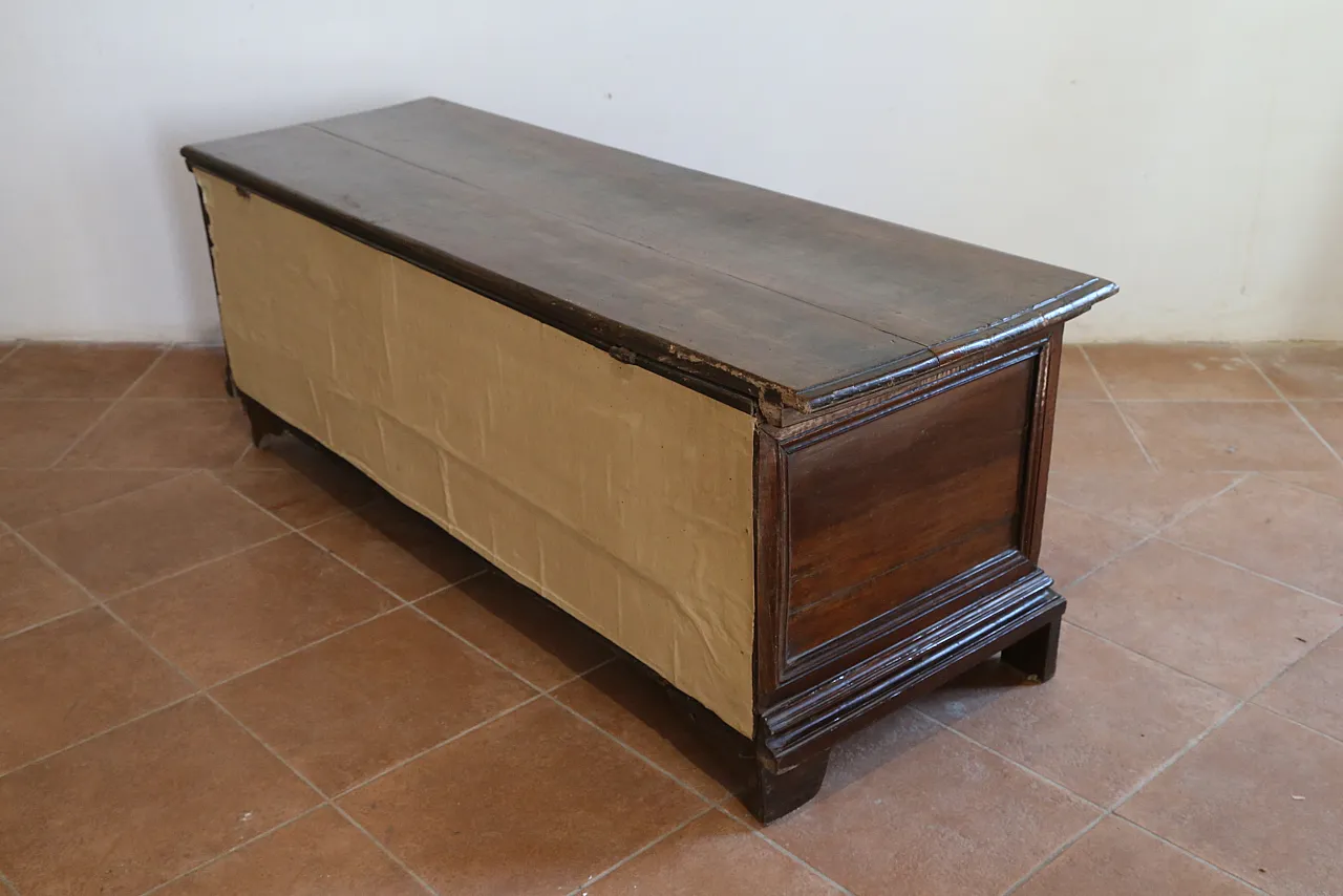 Venetian chest in solid Baroque walnut, 18th century 15