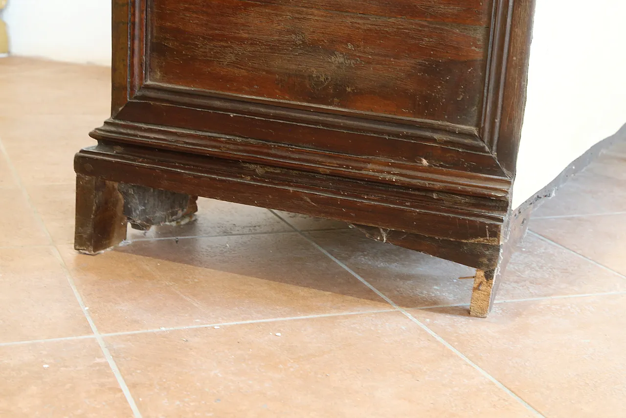 Venetian chest in solid Baroque walnut, 18th century 17