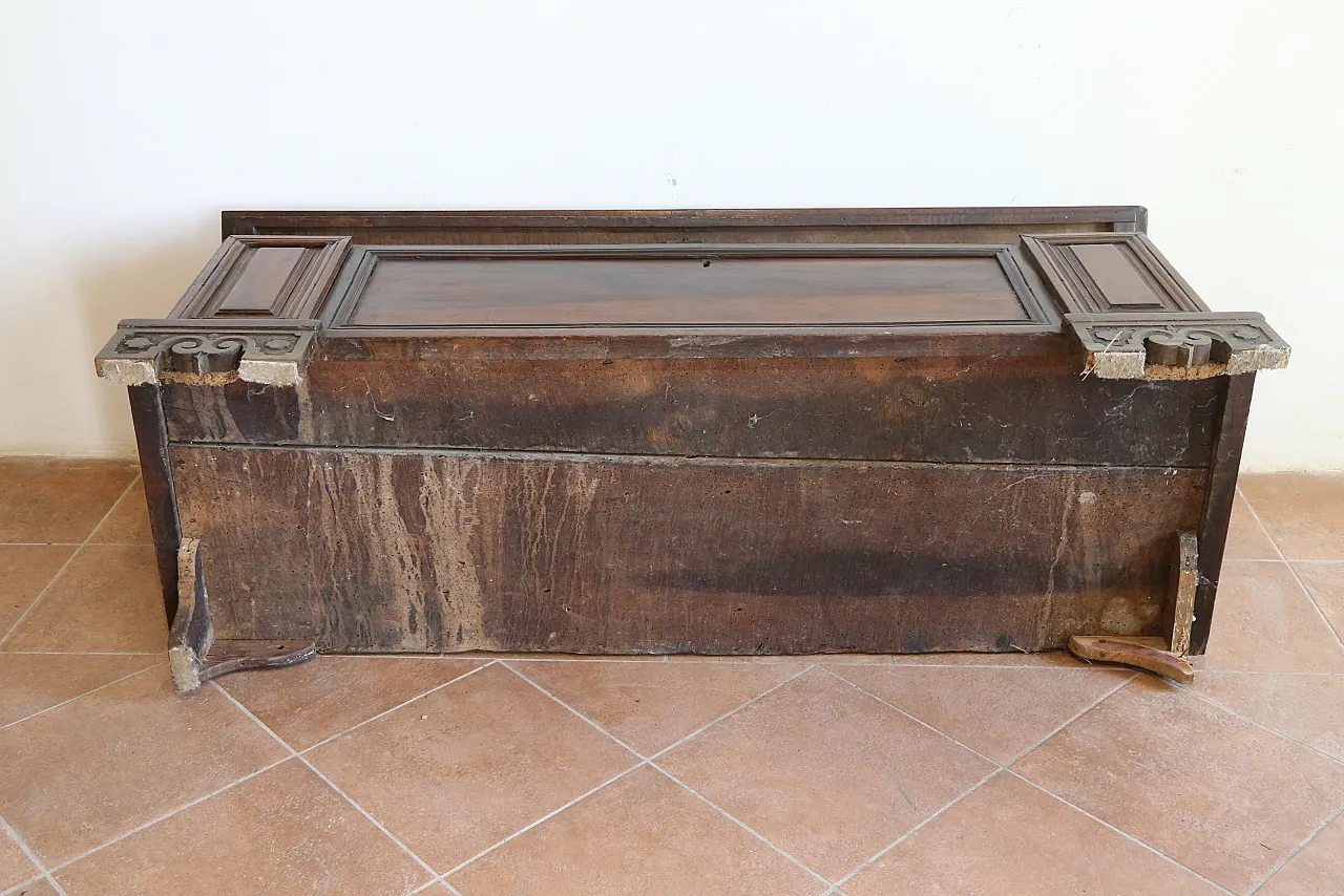 Venetian chest in solid Baroque walnut, 18th century 18