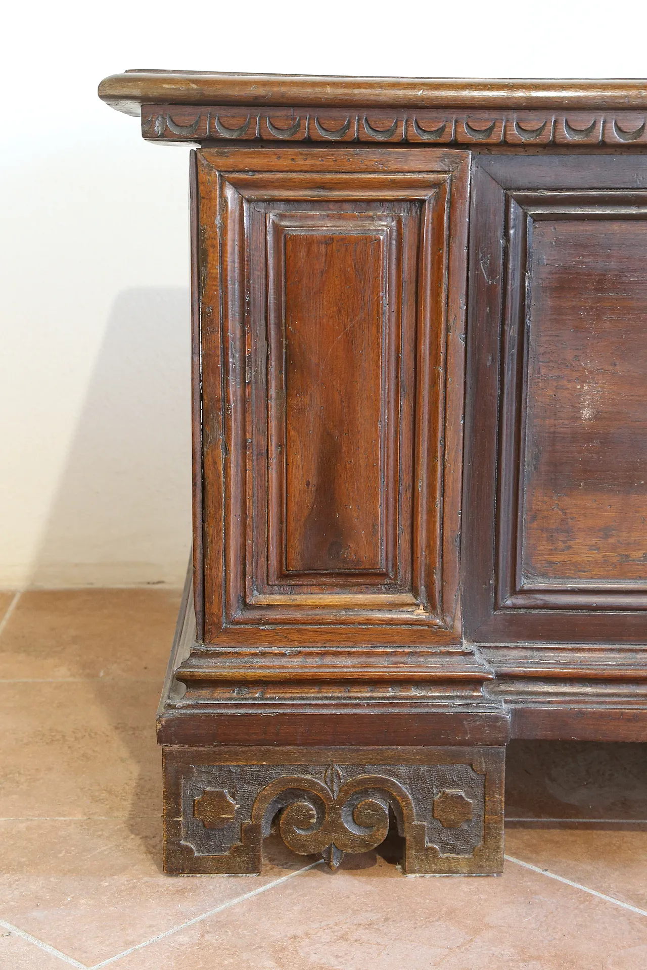 Venetian chest in solid Baroque walnut, 18th century 19