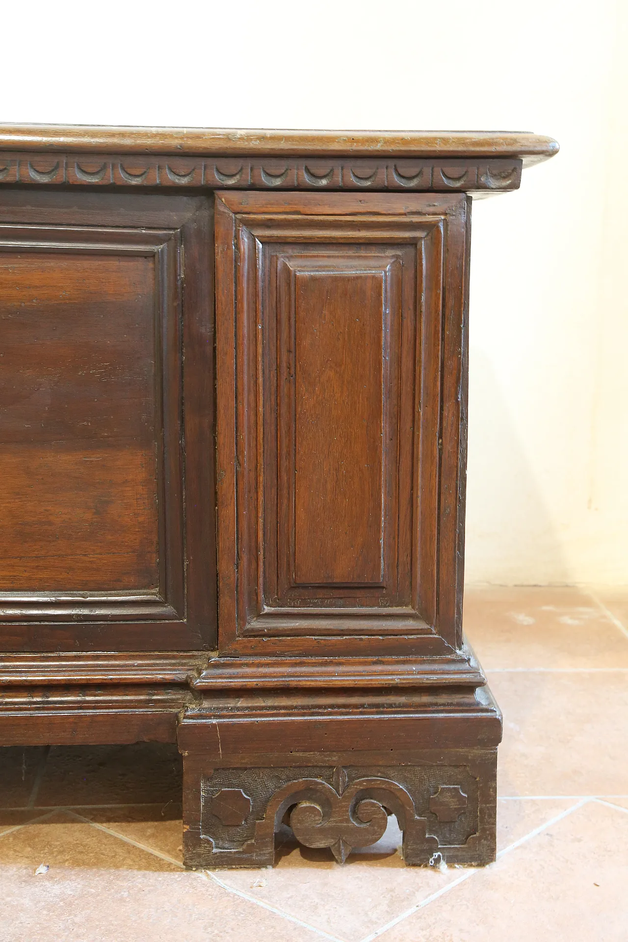 Venetian chest in solid Baroque walnut, 18th century 20