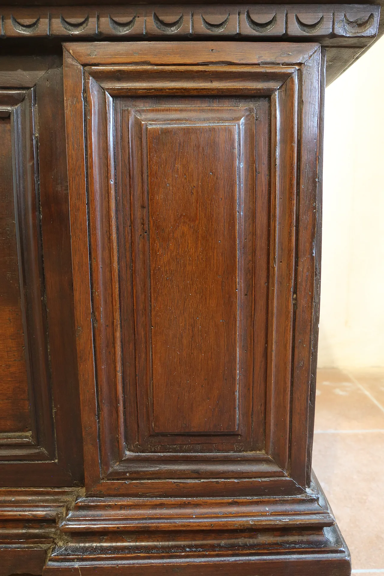 Venetian chest in solid Baroque walnut, 18th century 21