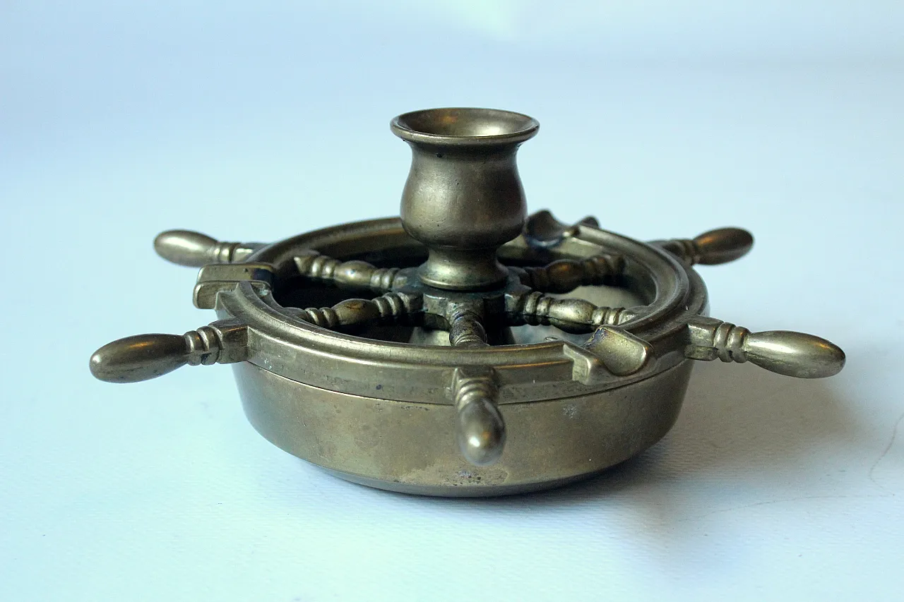 Posacenere in ottone solido con stick di candele, anni '70 10