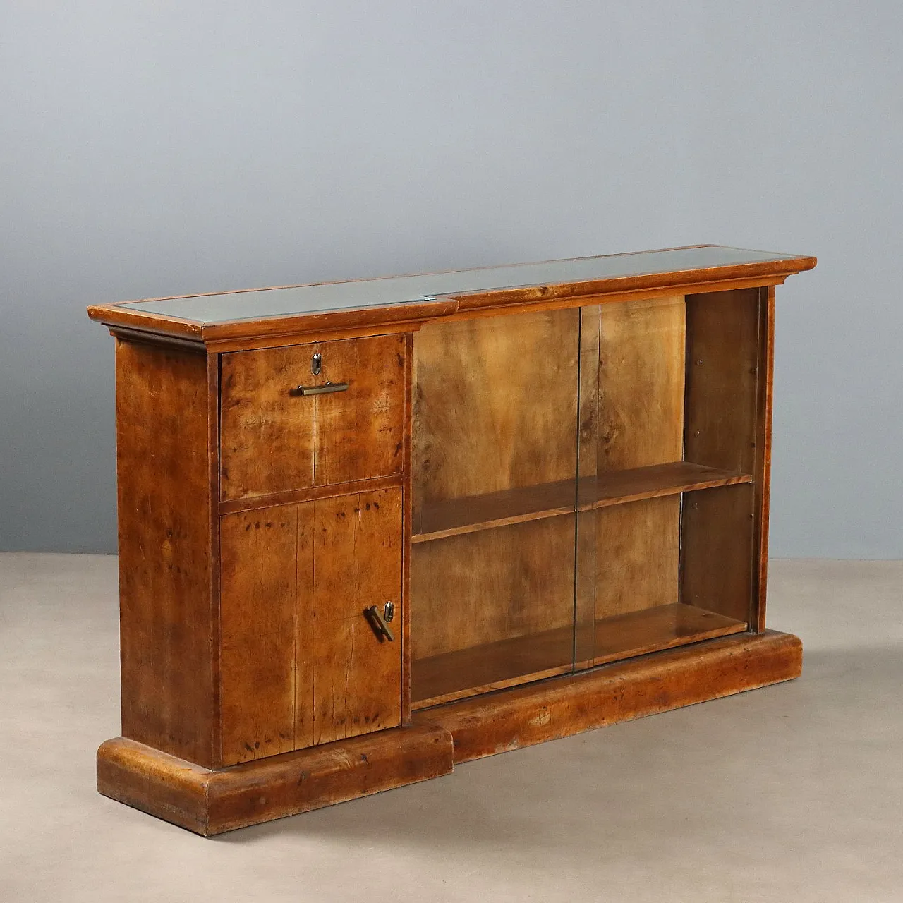 Art Deco display cabinet veneered in walnut root, 20th century 1