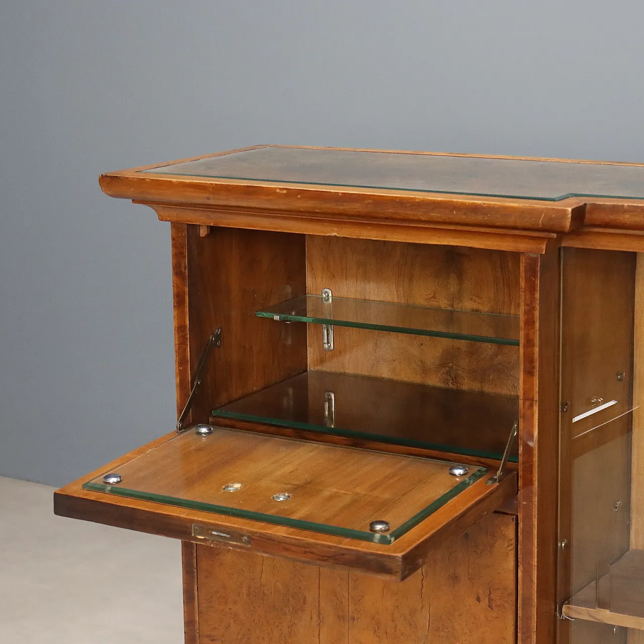 Art Deco display cabinet veneered in walnut root, 20th century 4