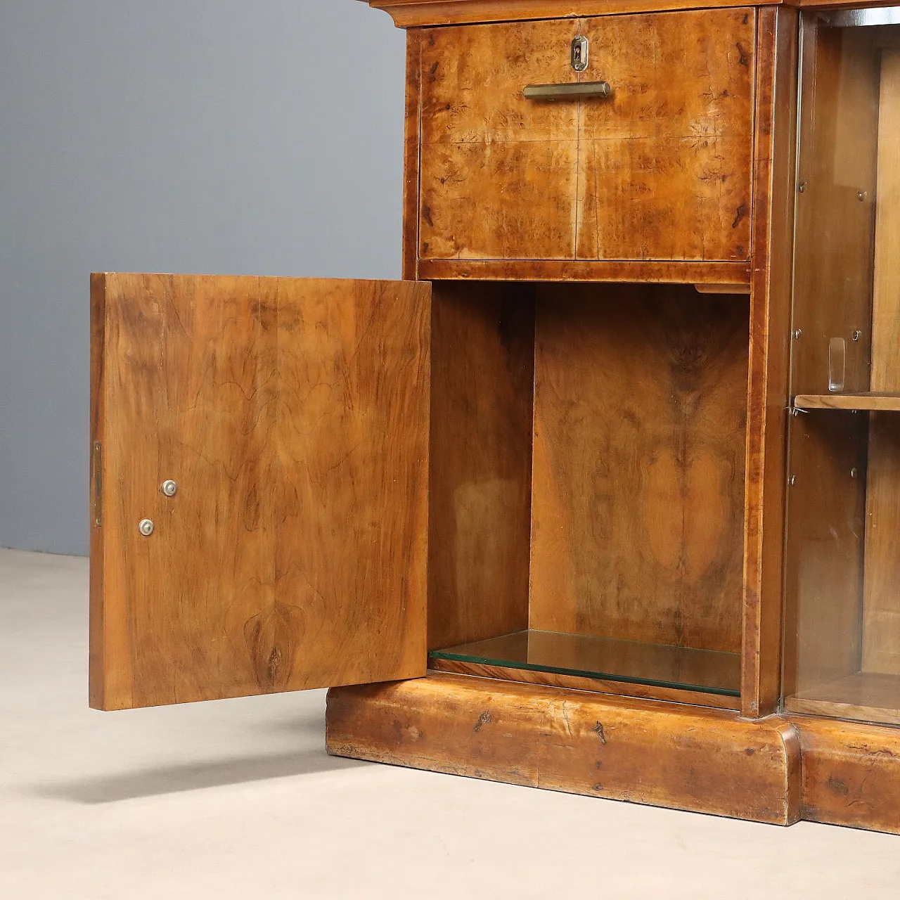 Art Deco display cabinet veneered in walnut root, 20th century 5