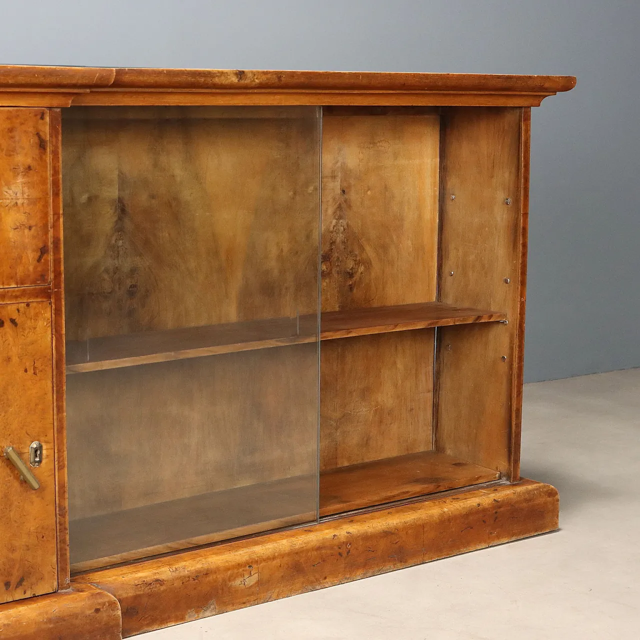 Art Deco display cabinet veneered in walnut root, 20th century 6