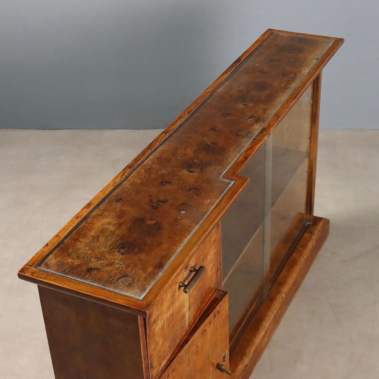 Art Deco display cabinet veneered in walnut root, 20th century 9