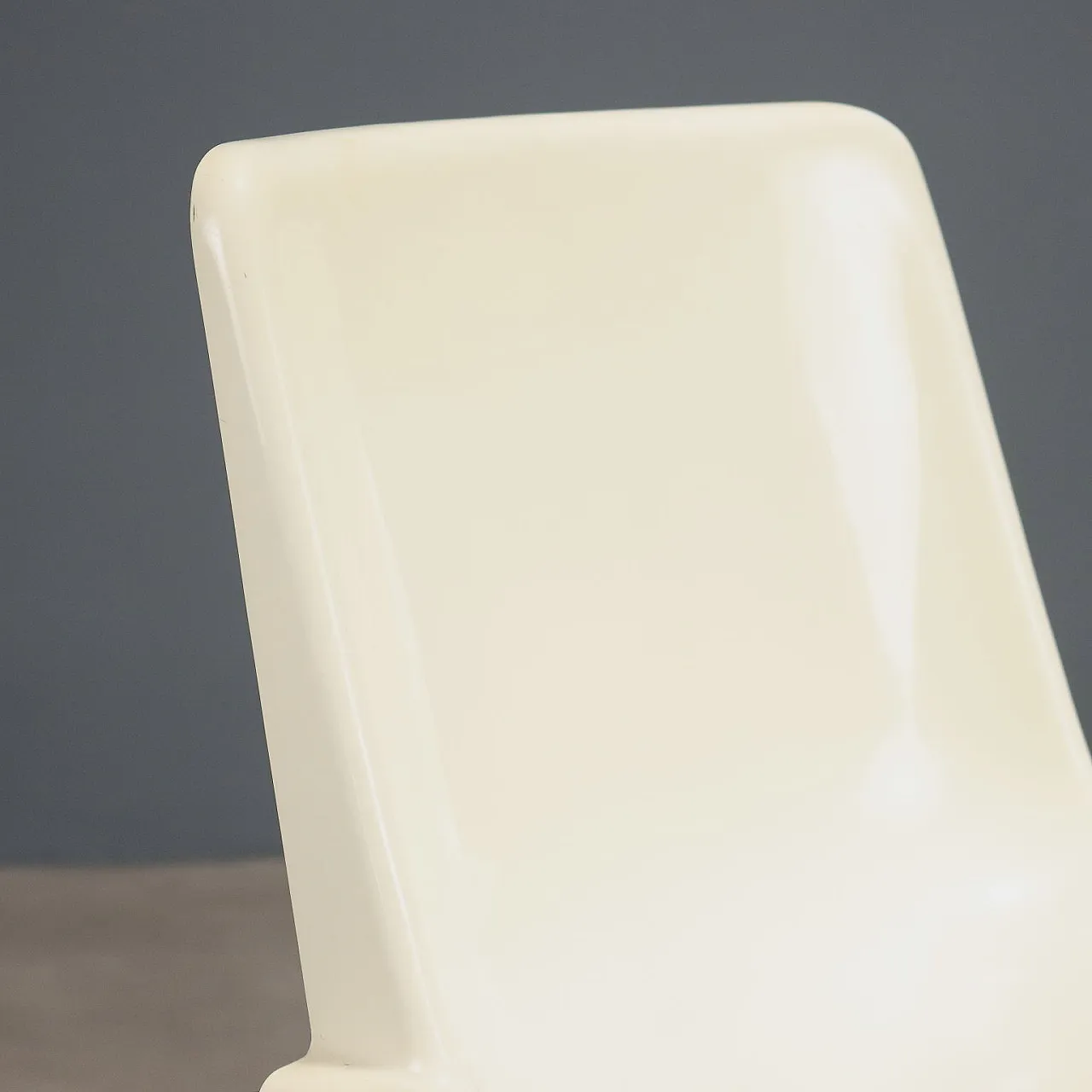Sedia con gamba in tubolare cromato e seduta in plastica, '900 3