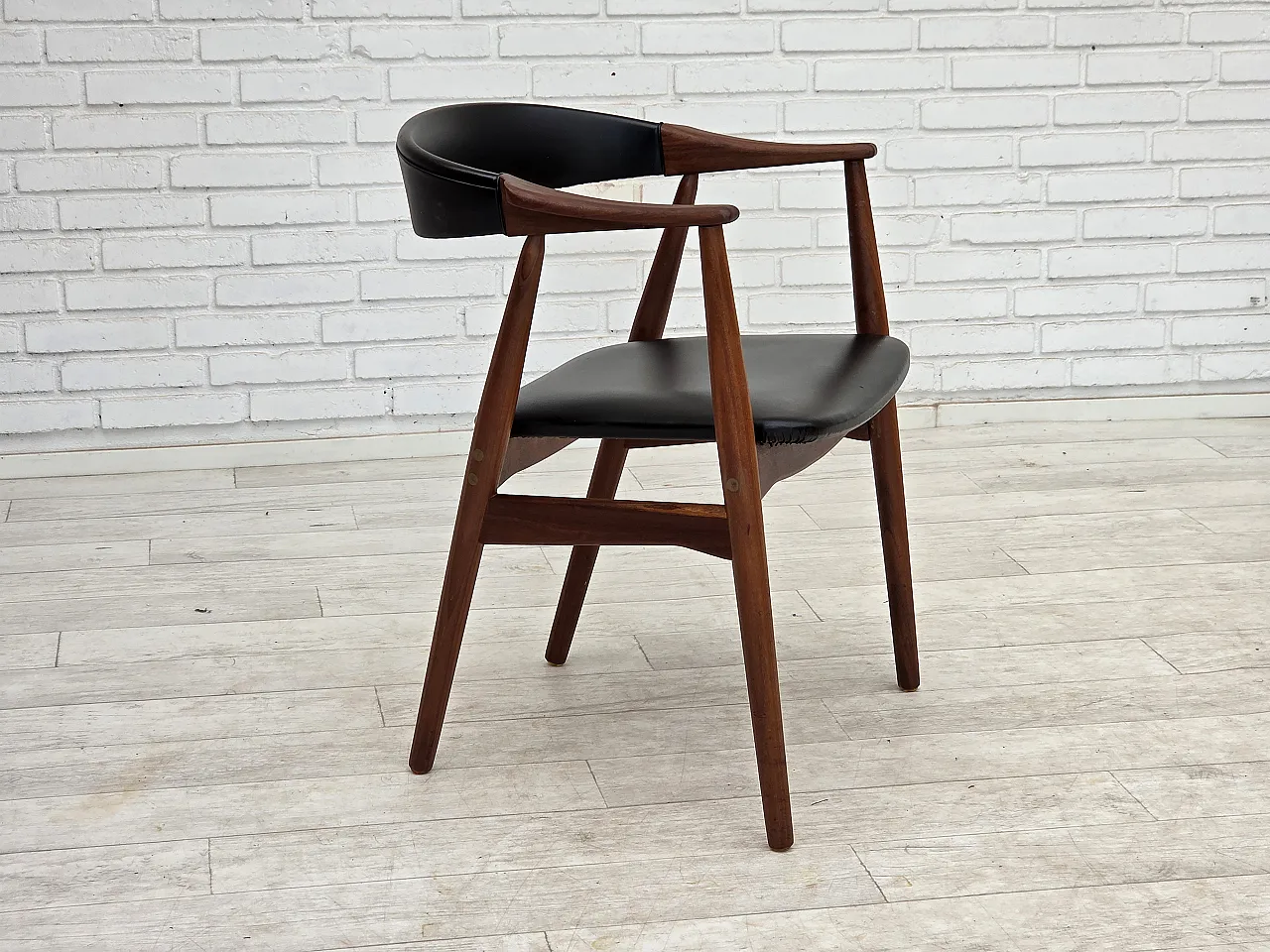 Anni '60, poltrona danese. Legno di teak, pelle artificiale nera. 1