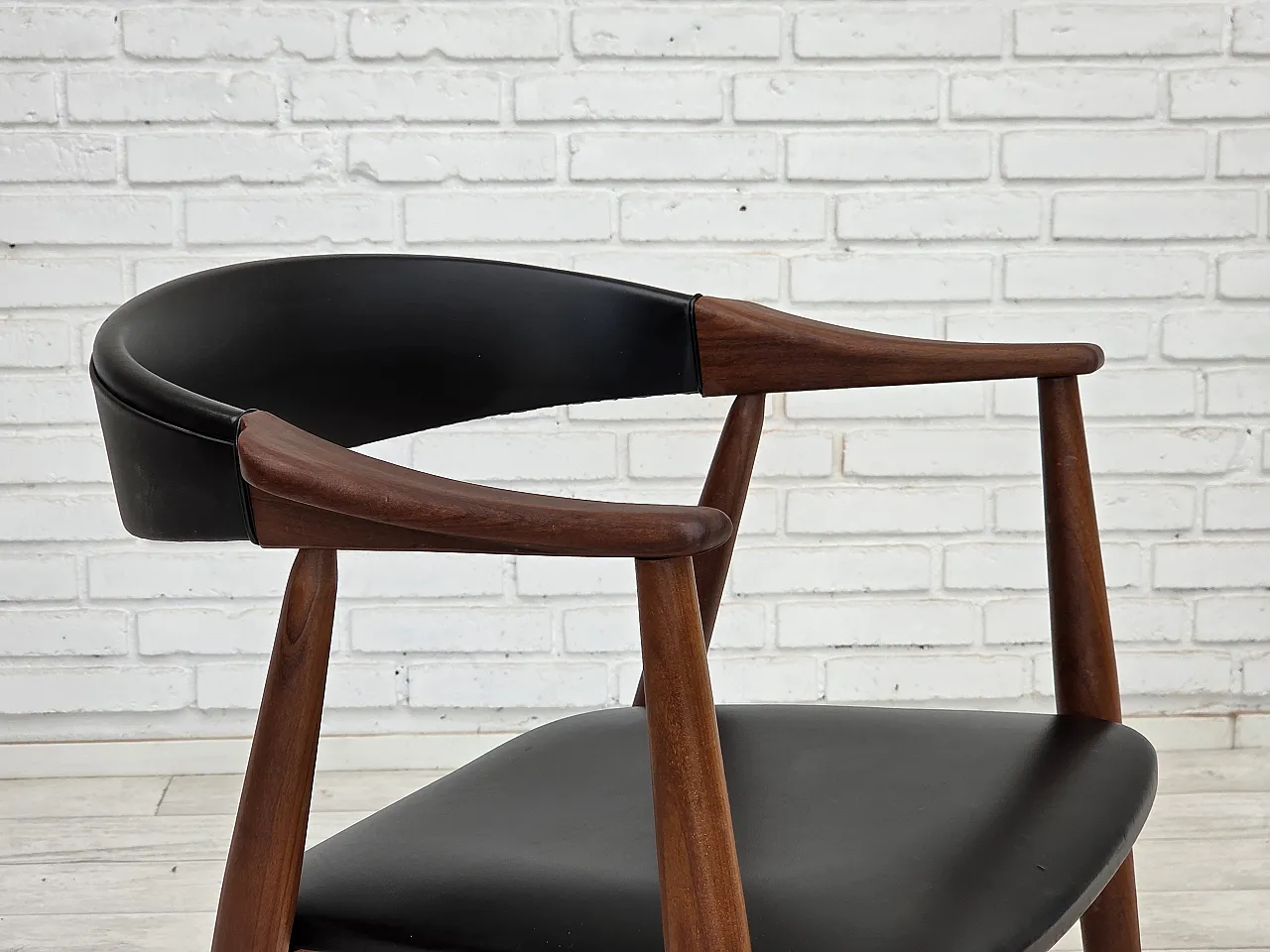 Anni '60, poltrona danese. Legno di teak, pelle artificiale nera. 2