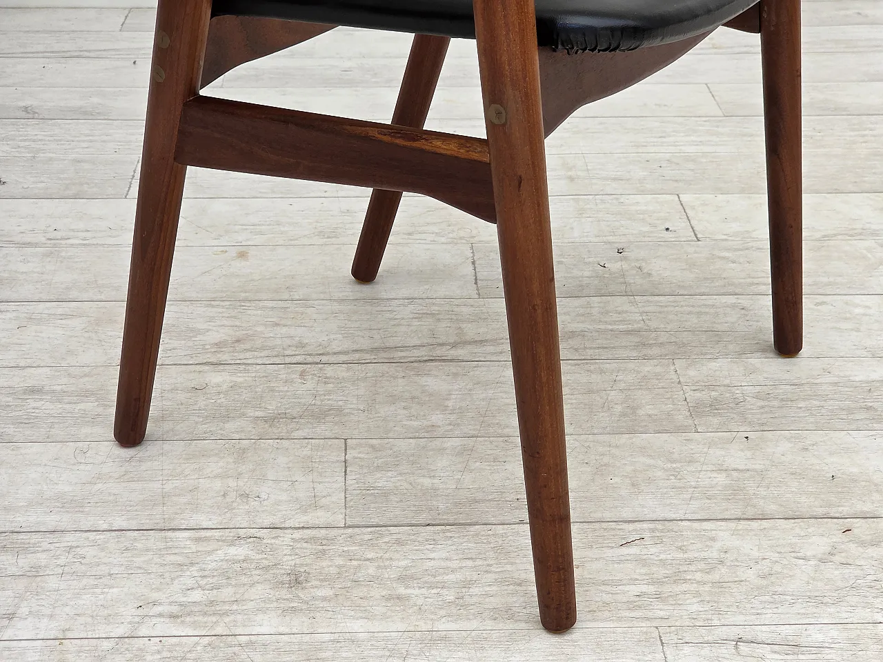 Anni '60, poltrona danese. Legno di teak, pelle artificiale nera. 3