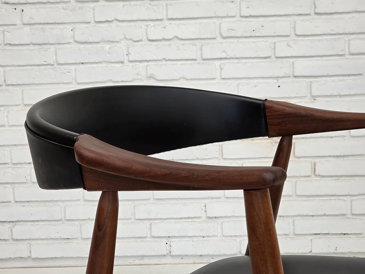 Anni '60, poltrona danese. Legno di teak, pelle artificiale nera. 4