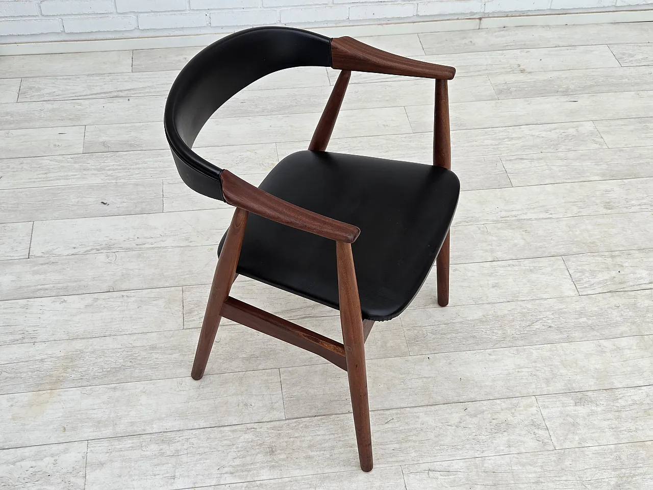 Anni '60, poltrona danese. Legno di teak, pelle artificiale nera. 5